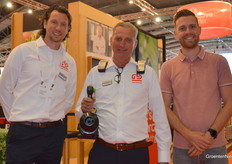 The official launch is still to come, but a prototype of a new equipment for distribution of biological control agents in the crop was already on display at Royal Brinkman at the fair. In the photo, Jeroen de Kuijer is wearing the prototype that will soon allow biology to be blown more evenly and further away. International tests are ongoing. To the left of Jeroen we see Jean-Paul de Wit and to the right Steven Timmers.